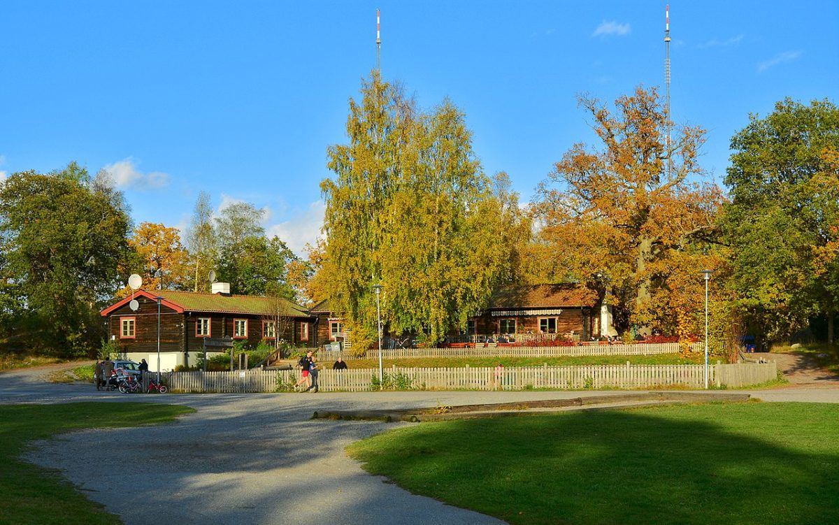 Hellasgården, really beautiful view of nature, seasonal trees and cabins Hellasgården, really beautiful view of nature, seasonal trees and cabins