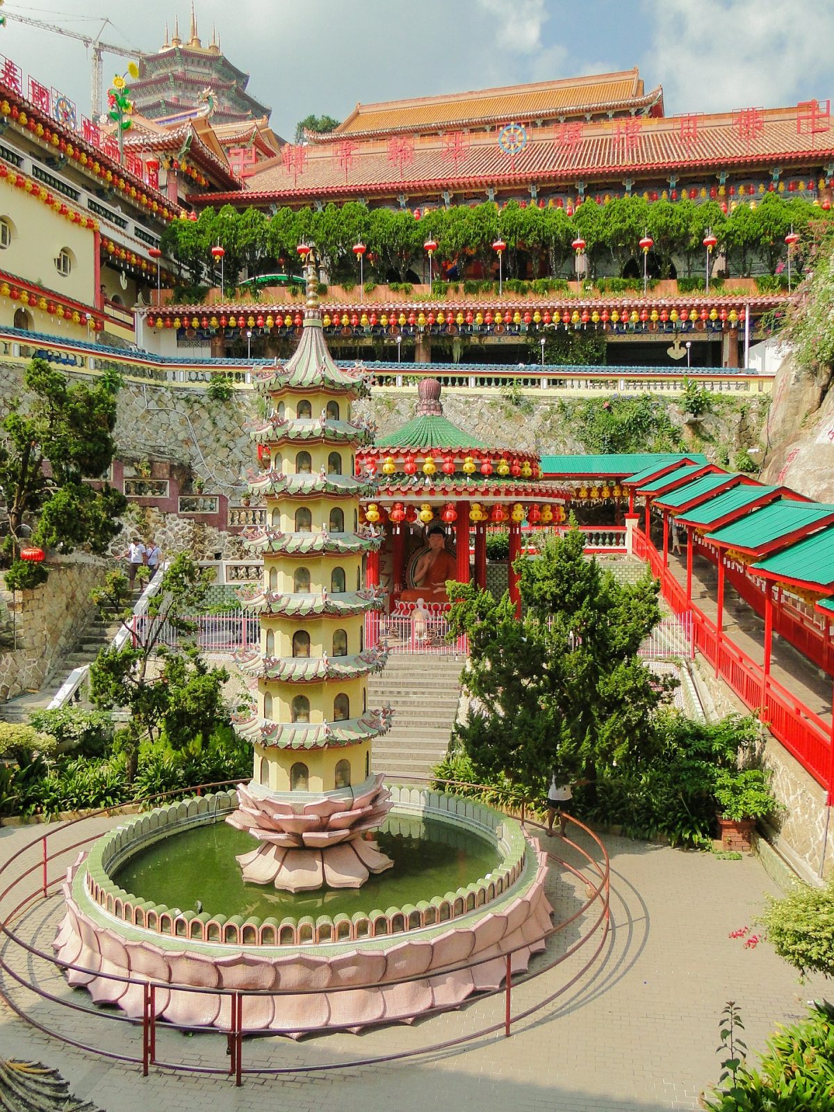 Penang’s most recognisable landmark, Ken Lok Si Temple owes its fame to the massive Guanyin statue at its temple grounds 