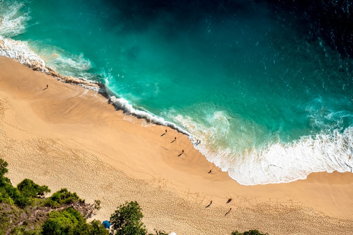 Crashing waves at Kelingking Beach