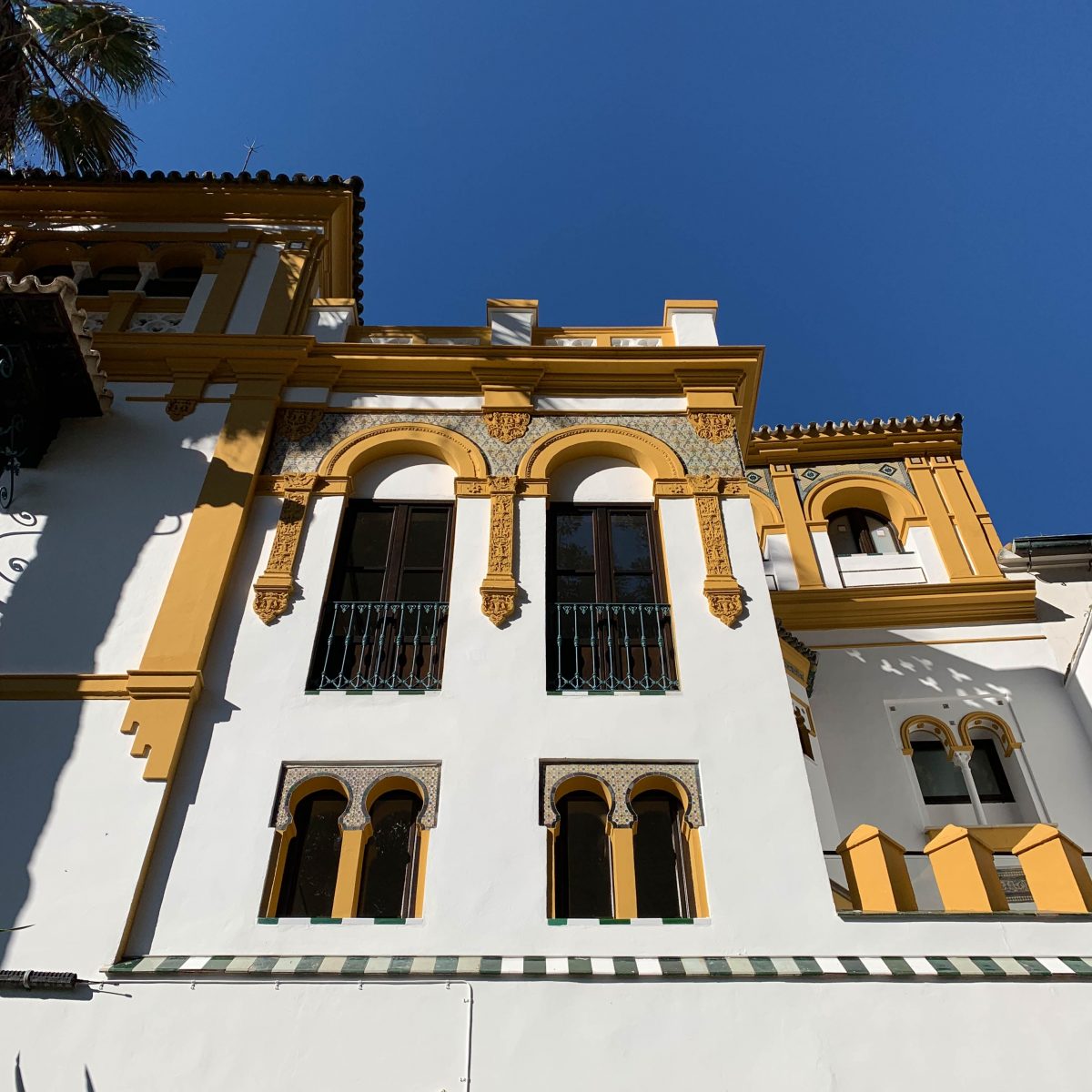 White buildings surrounding Barrio Santa Cruz