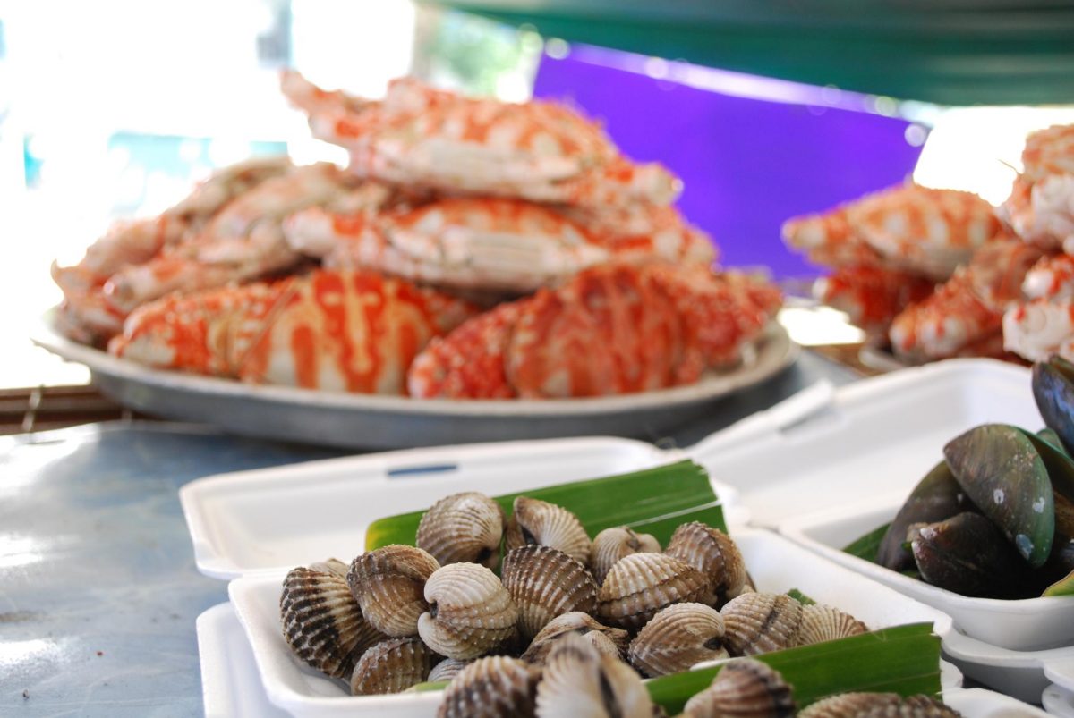 Grilled blood cockles and mussels on the Taling Chan floating market Grilled blood cockles and mussels on the Taling Chan floating market