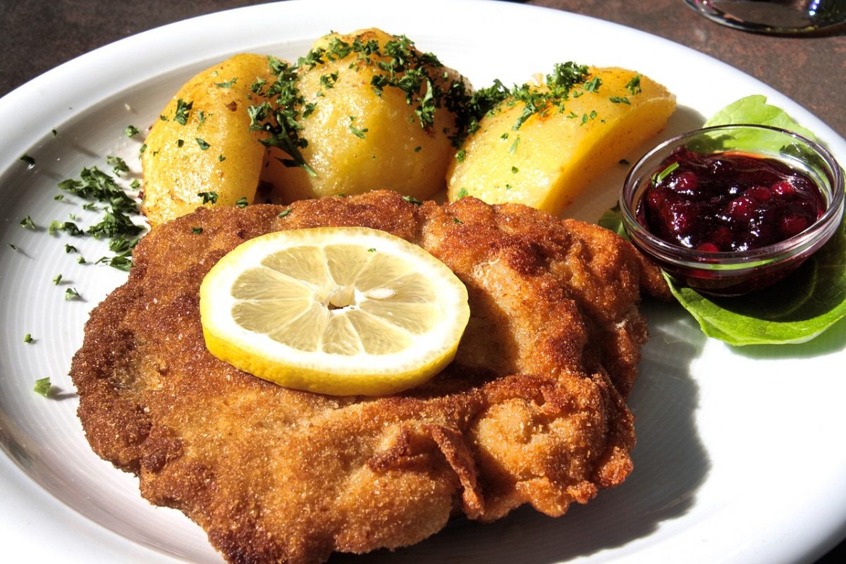 Schnitzel with lemons on the side