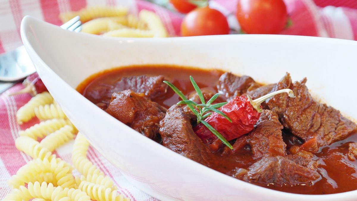 Goulash in a white dish 