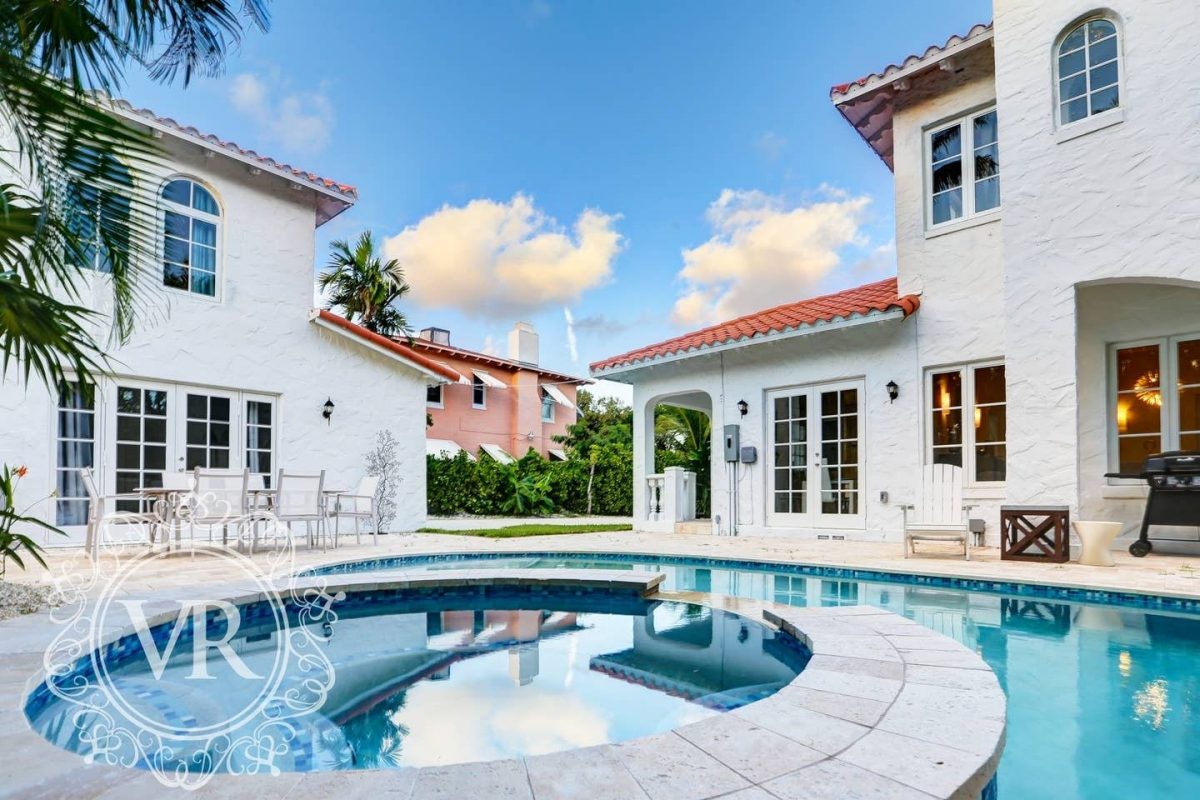 this Airbnb Miami house for rent comfortably accommodates up to 16 persons