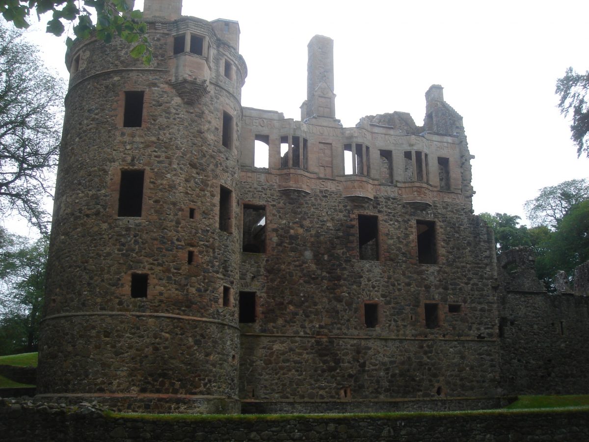 Situated in the middle of the beautiful Aberdeenshire countryside, the ruins of Huntly Castle is one of Scotland's most impressive medieval buildings.