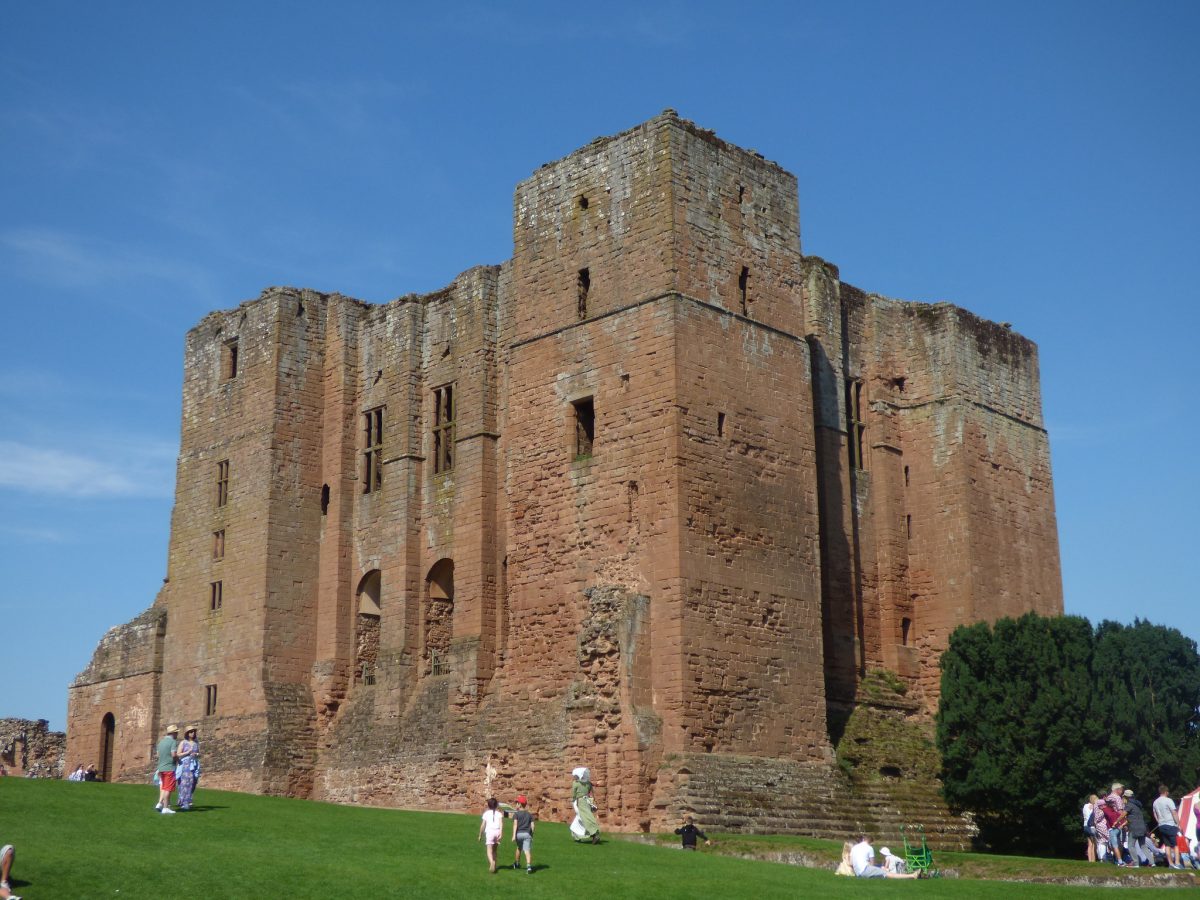 Kenilworth Castle - The Great Tower (CC BY-SA 2.0) by ell brown The imposing Kenilworth Castle