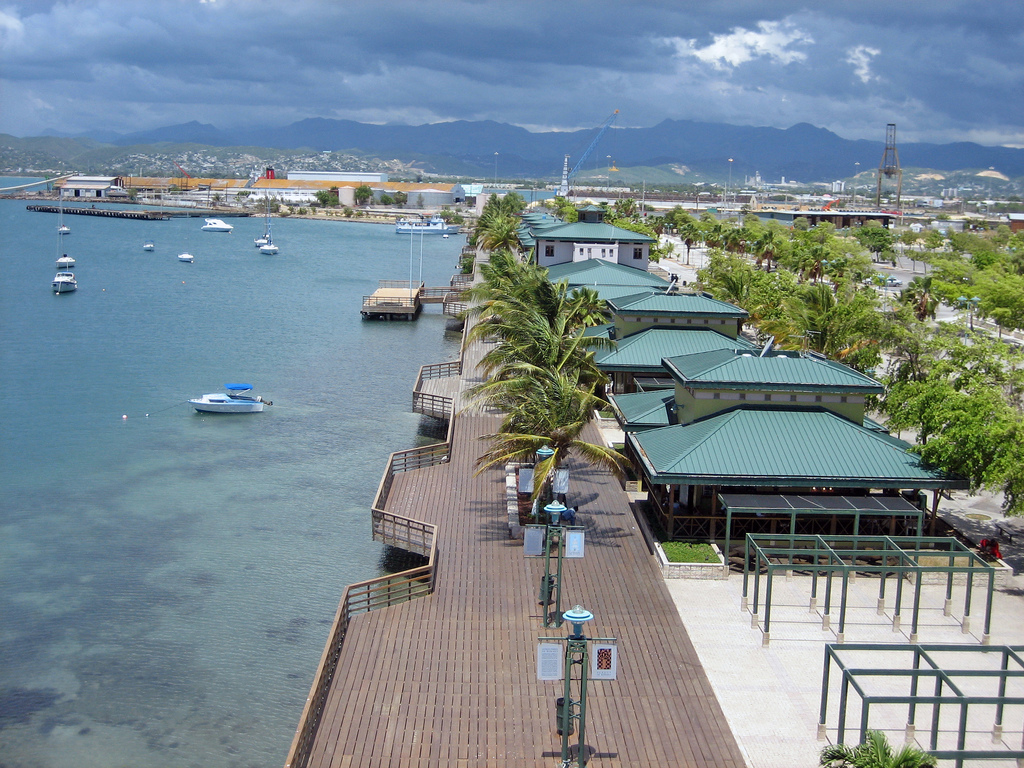 Tourists can also visit the restaurants and bars that populate the boardwalk and consume the delicious food and drinks offered.