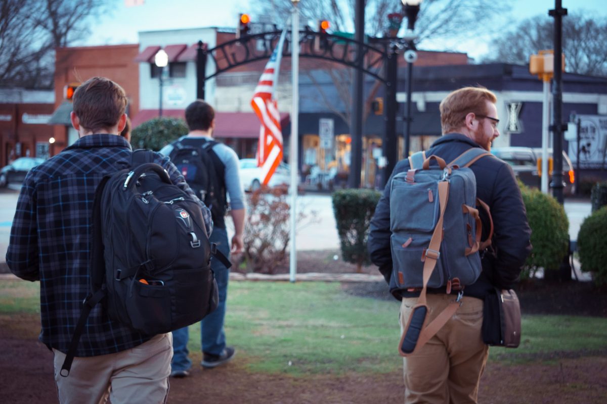 Photo by Leslie Jones on Unsplash (backpack) Anti Theft Backpacks