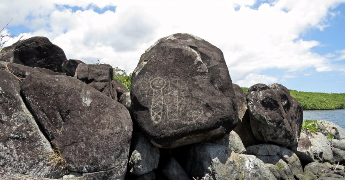 Take a step back in time and marvel at the tribal markings inscribed in the rock formations of La Cueva del Indio located in the municipality of Las Piedra. 