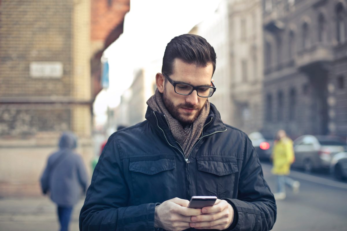 blur-buildings-cars-775091 Travel app with no mobile data