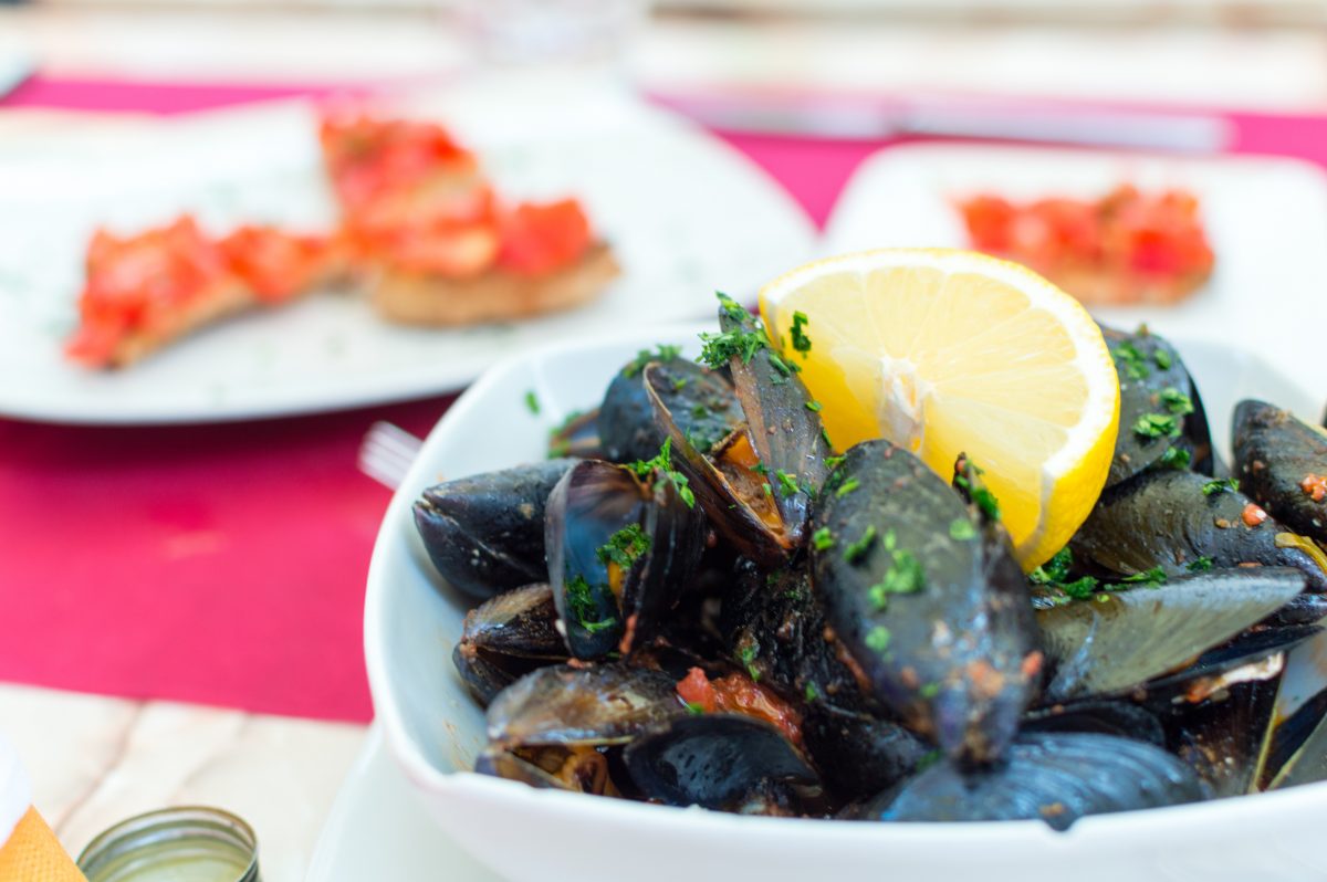 Mussels with lemon in a dining restaurant