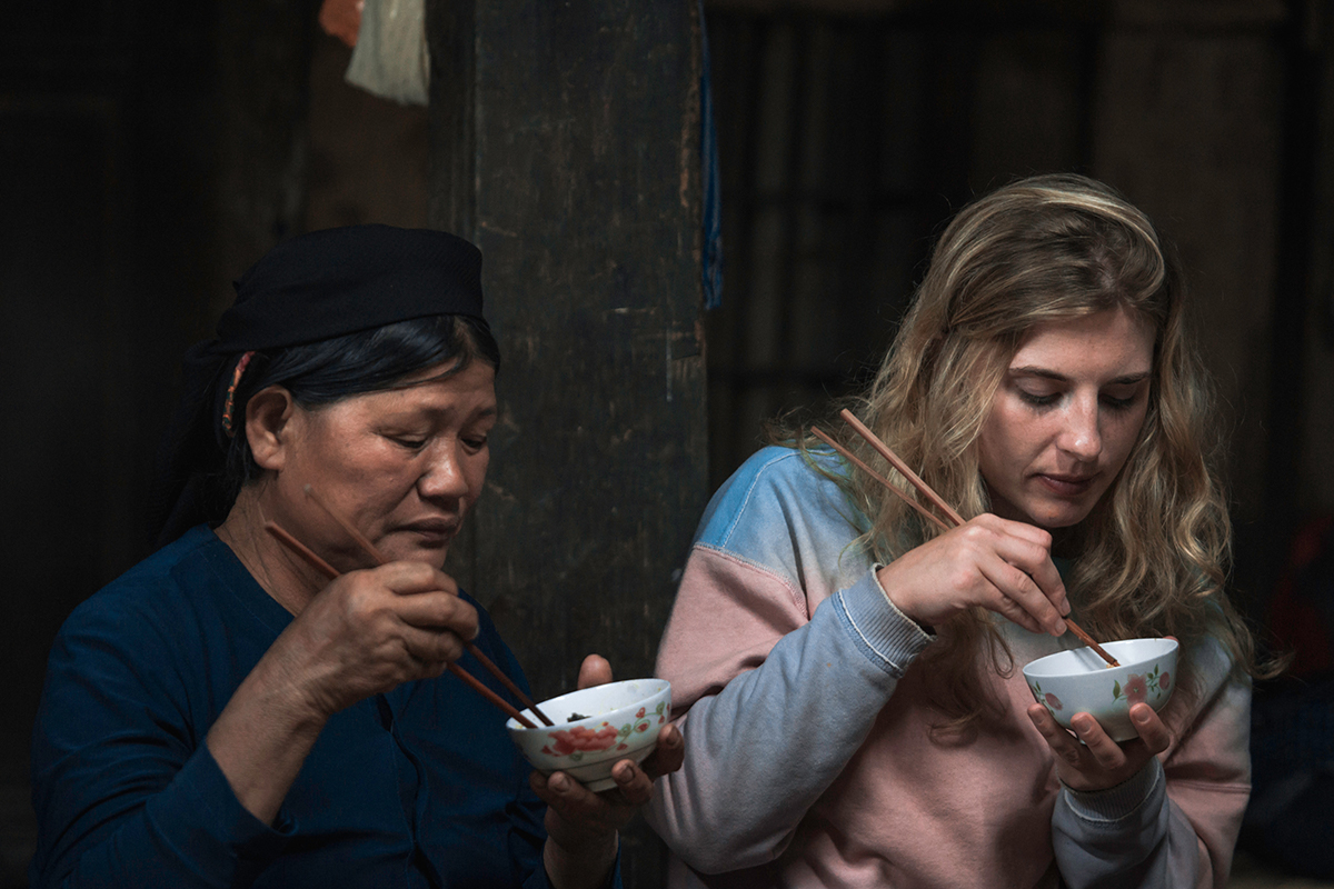 westerner learning how to eat with traditional chopsticks method