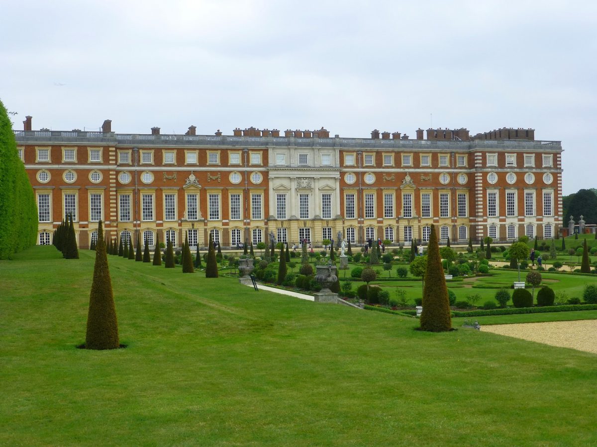 Experience The Grandeur Of Hampton Court Palace