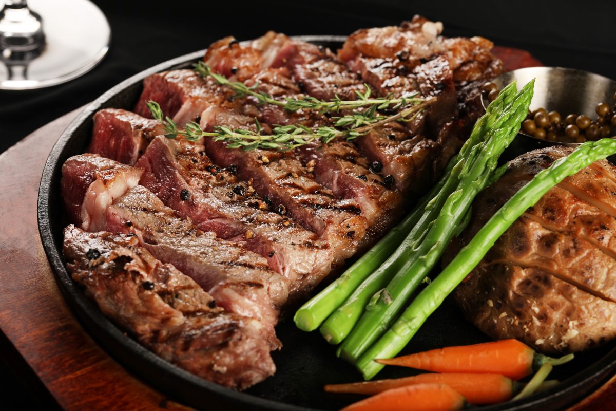 Beef Steak with asparagus and carrots