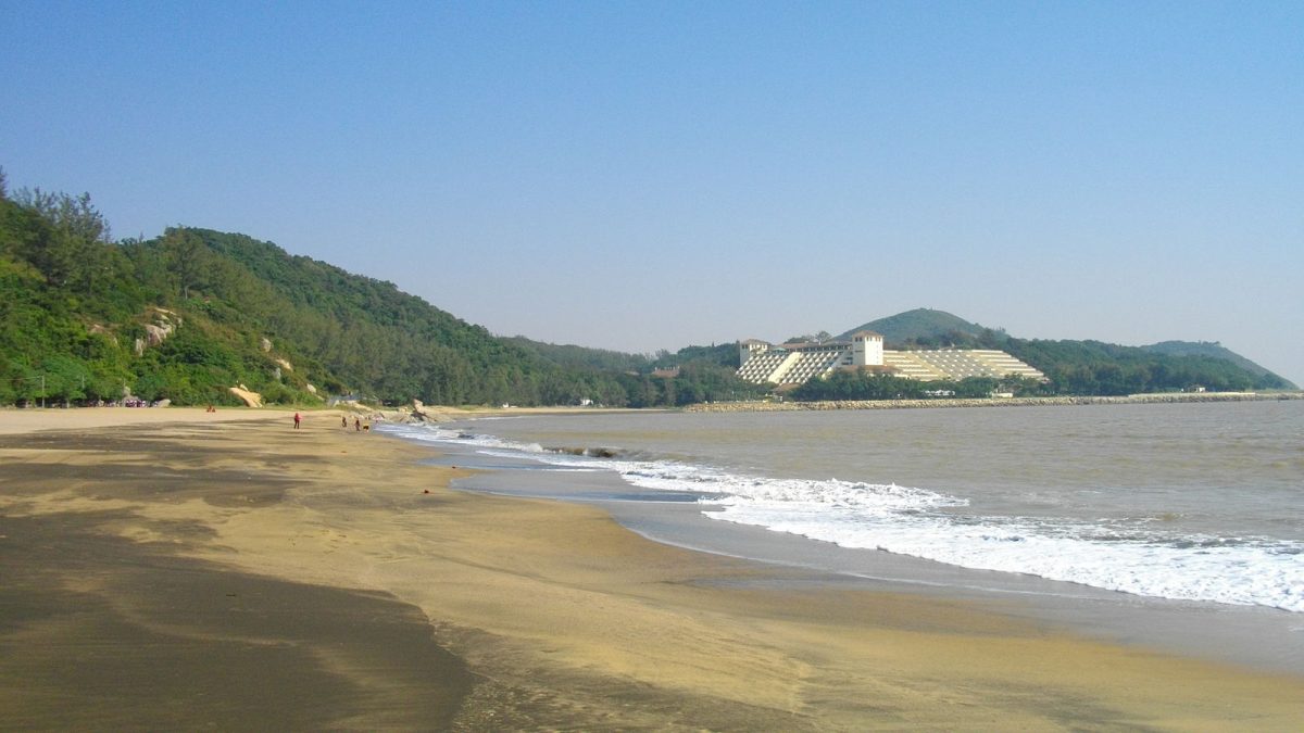 As Macau’s largest natural beach, Hac Sa Beach allows visitors to stroll on the stretches of golden and black sand. 