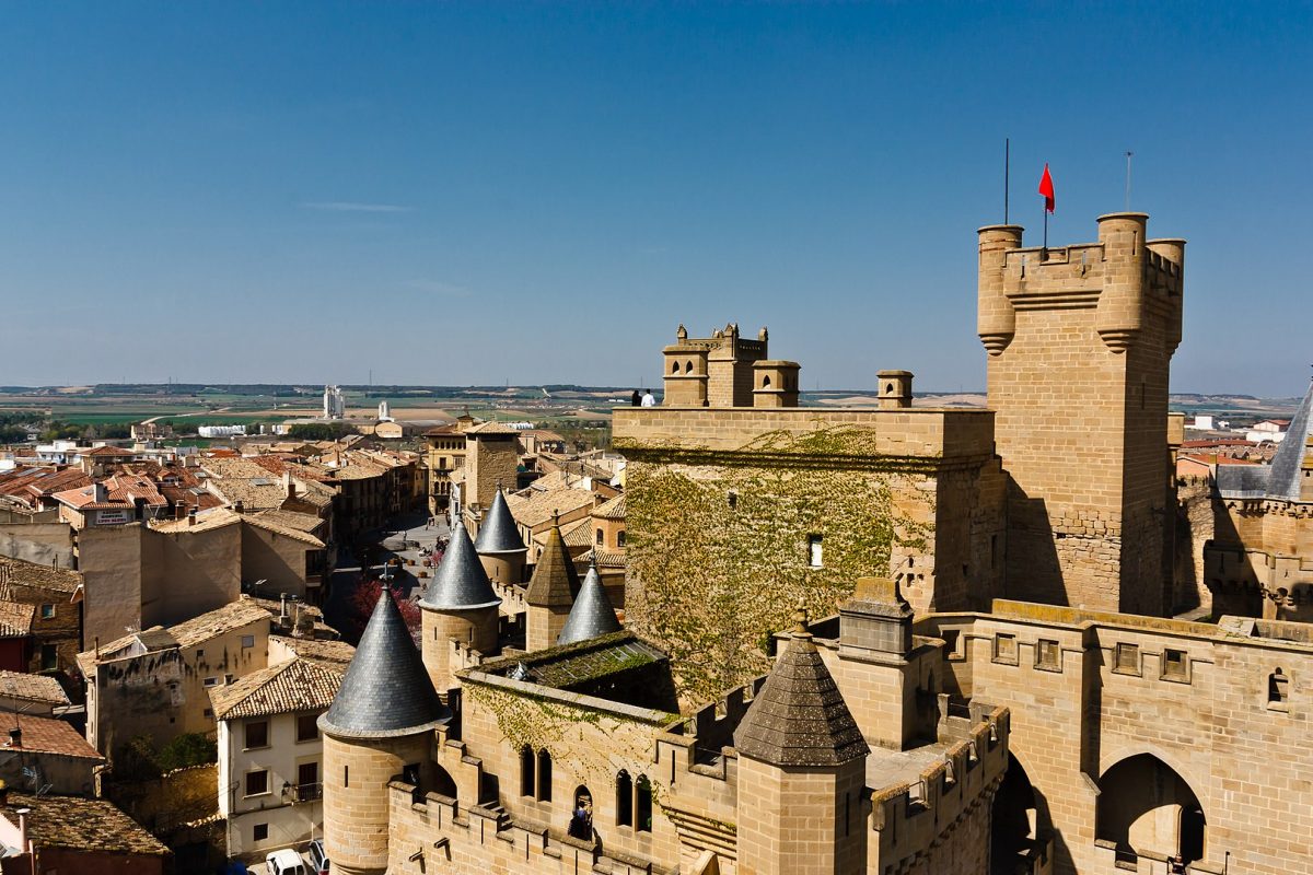 Also known as the Royal Palace of Olite, Castillo de Olite is one of the most majestic medieval castles in Europe. Also known as the Royal Palace of Olite, Castillo de Olite is one of the most majestic medieval castles in Europe.