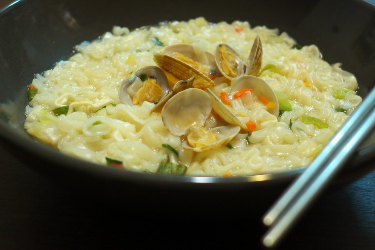 Kalguksu soup