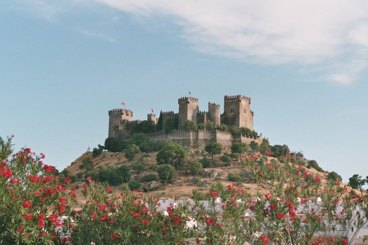 Its location on a hill 250 meters high near the Guadalquivir River gives the Castillo de Almodóvar del Río its strategic value. 