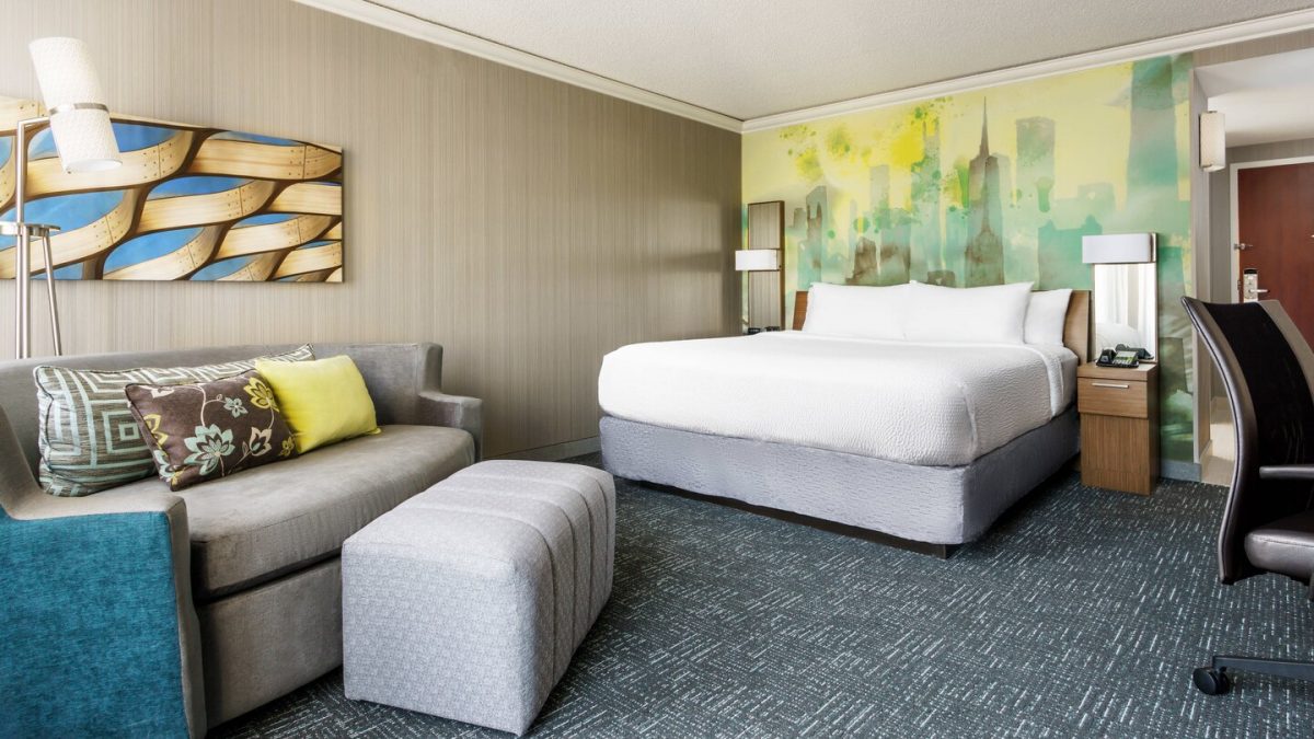 King Guest Room at the Courtyard Marriott Chicago Downtown/Magnificent Mile