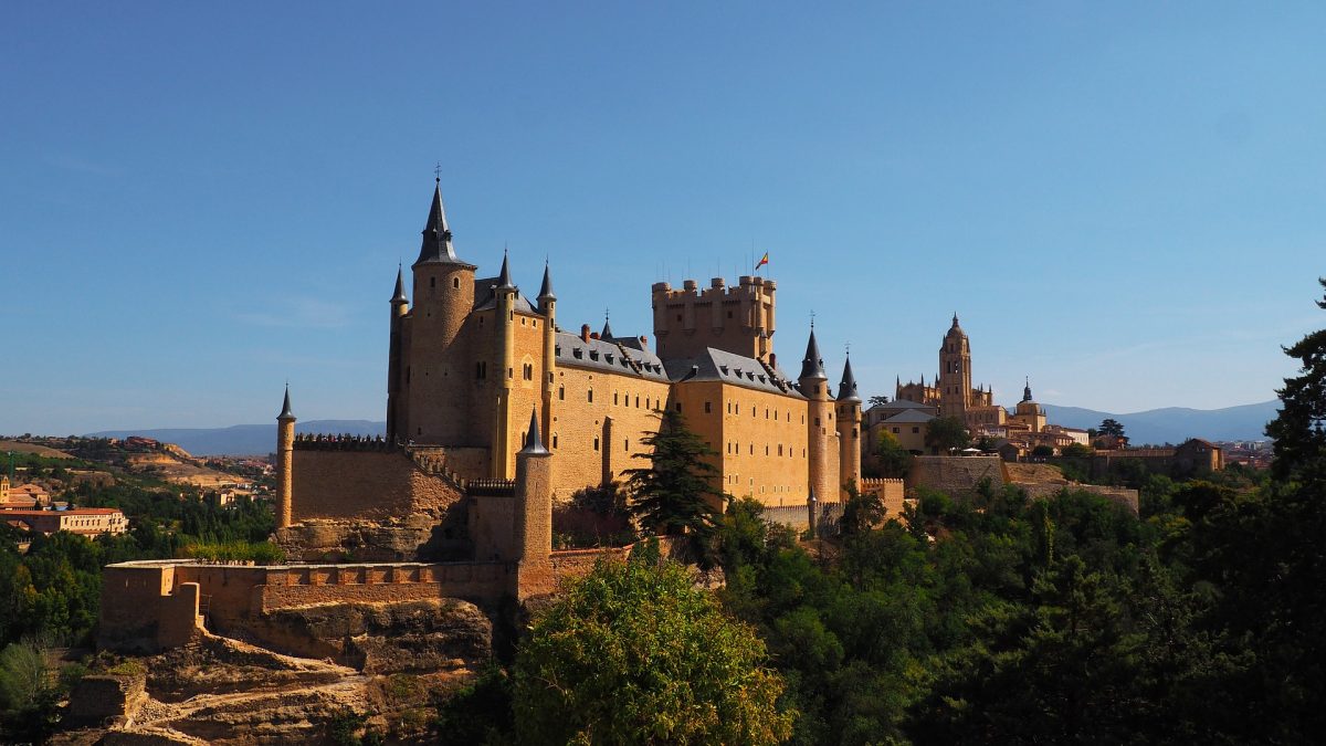 Built on a rock formation above the confluence of two rivers, El Alcazar is one of the most distinctive castles in Spain. 