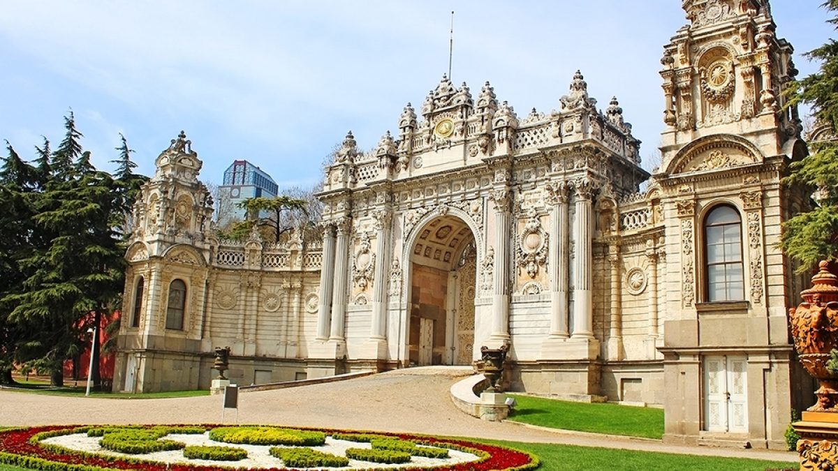 dolmabahce-palace-gate dolmabahce-palace-gate