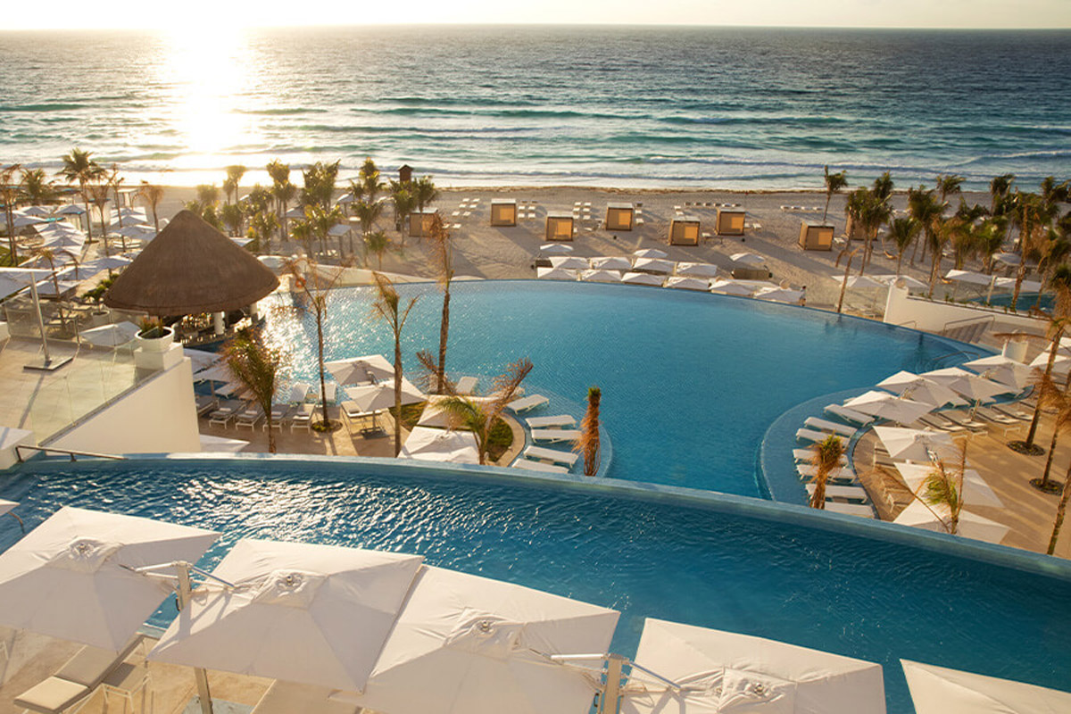 Overview of the beach from the pool area of the Le Blanc Spa Resort Cancun 