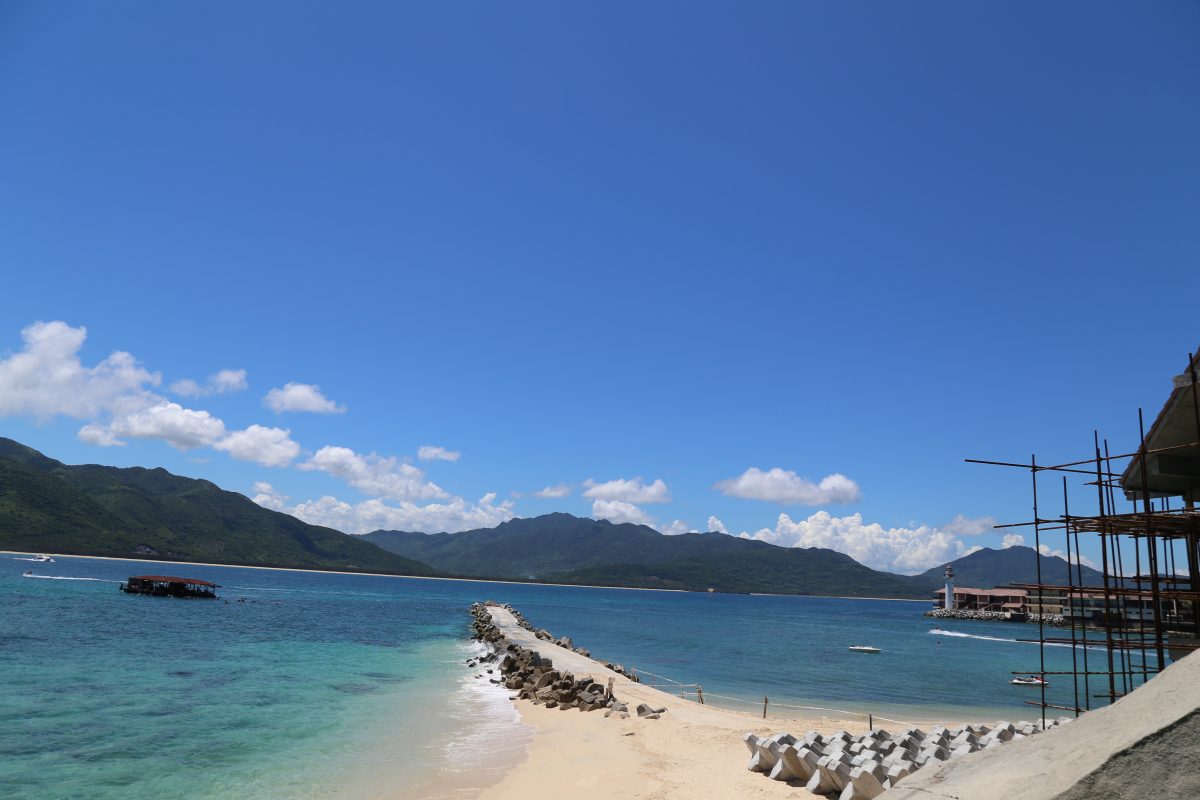 Boundary Island is a tropical island off the coast of Hainan in Lingshui County. 