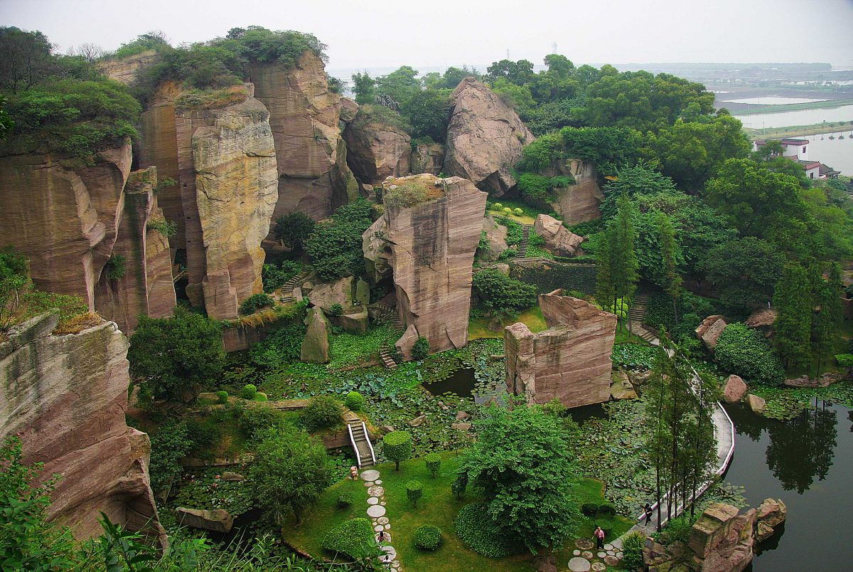 Lotus Hill is a beautiful place located in Panyu, Guangzhou, sitting net to the Pearl River Delta. Lotus Hill is a beautiful place located in Panyu, Guangzhou, sitting net to the Pearl River Delta.