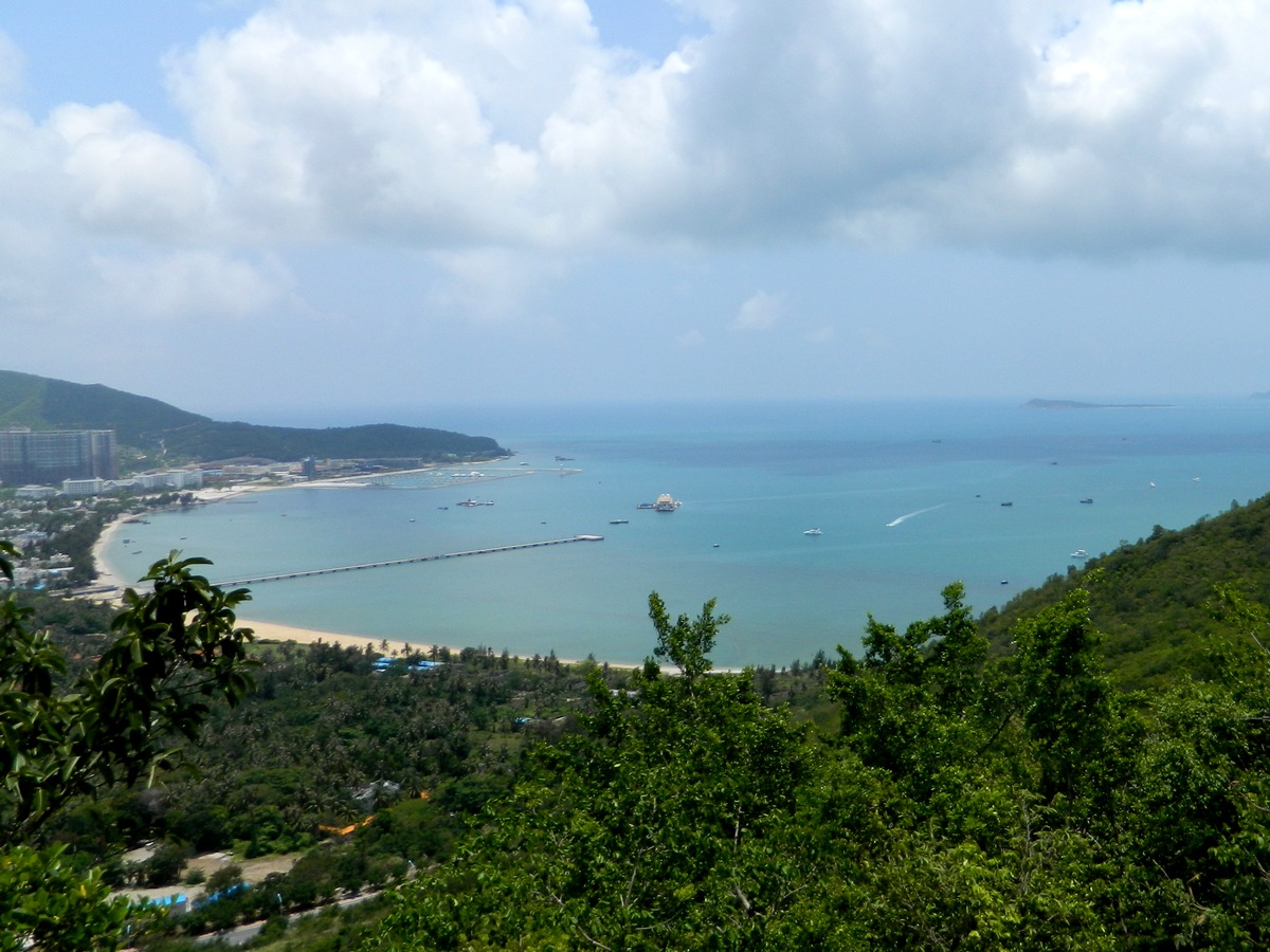 For panoramic views of both the Sanya landscape and Phoenix Island, head to Luhuitou Park.