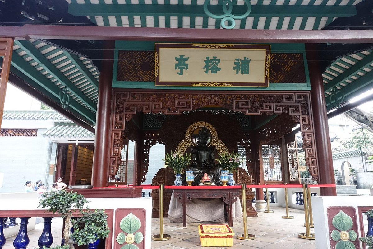 A Buddhist temple built during the time of Emperor Wu in 537, the Temple of Six Banyan Trees is one of the 5 great Buddhist temples in Guangzhou. A Buddhist temple built during the time of Emperor Wu in 537, the Temple of Six Banyan Trees is one of the 5 great Buddhist temples in Guangzhou.