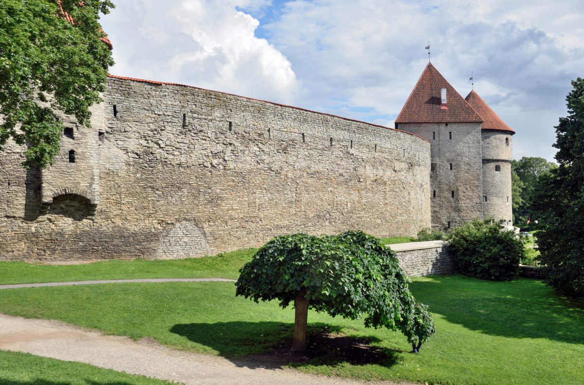 With 26 towers and two gates, this 1.85km wall was built in the 13th century and was the best defence system in the whole of Northern Europe for the next 3 centuries.