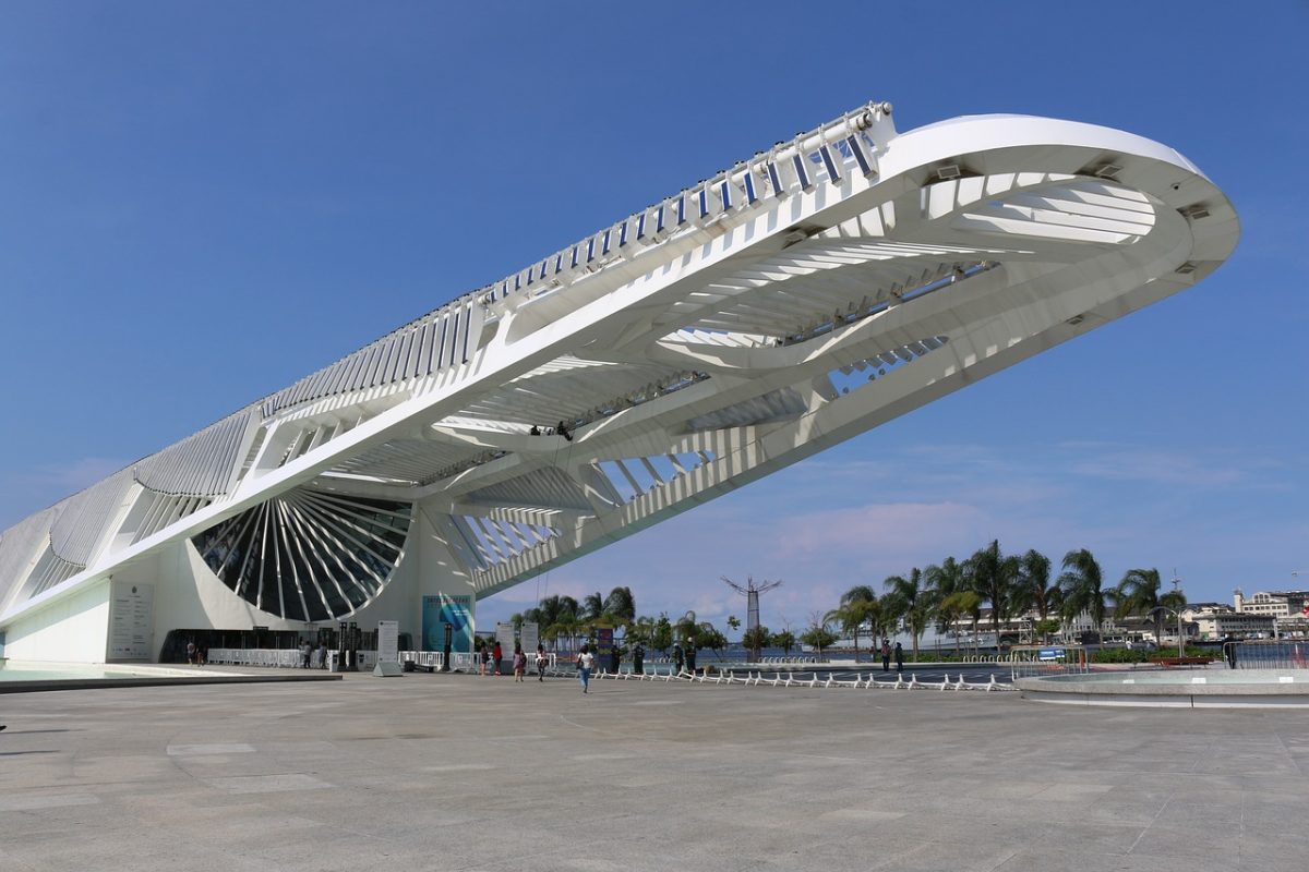 Designed by famous Spanish architect Santiago Calatrava, the Museum of Tomorrow is a science museum built at Pier Maua’s waterfront. 