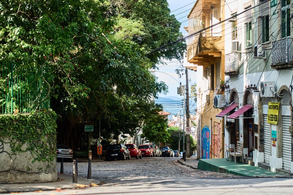 Located on top of the hill with the same name, Santa Teresa is a neighbourhood famous for its winding and narrow streets. 