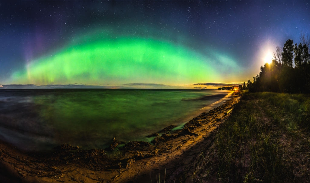 Northern Lights watching by the shore of the Ontonagon Beach
