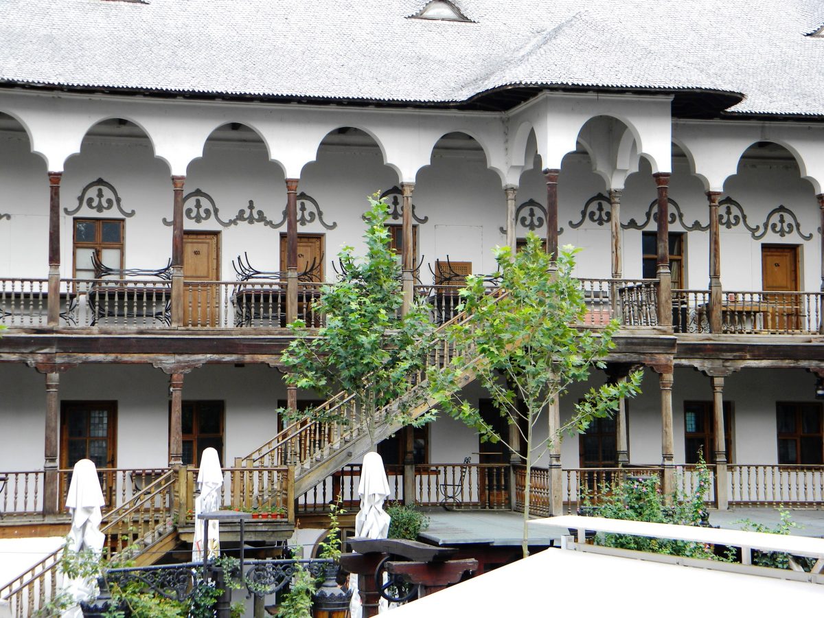 the facade of the floors of the Hanul Lui Manuc