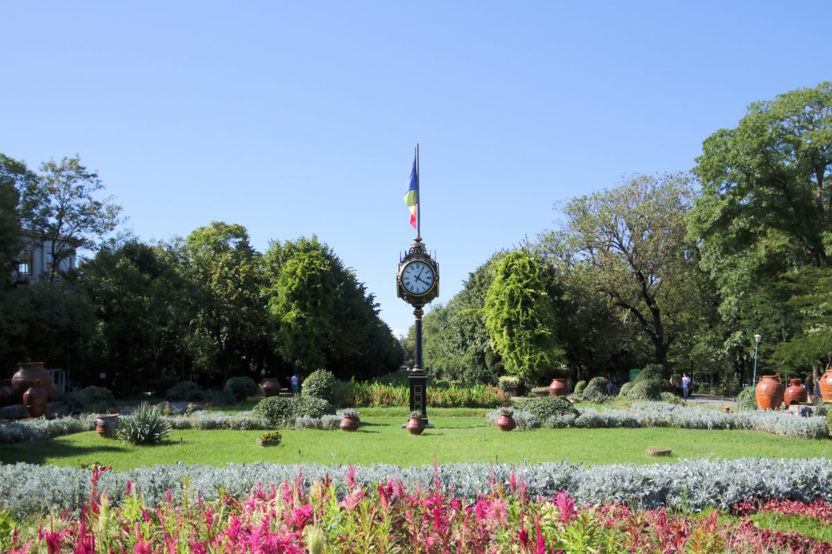 photo of the Public Clock at the center of the Cismigiu Garden