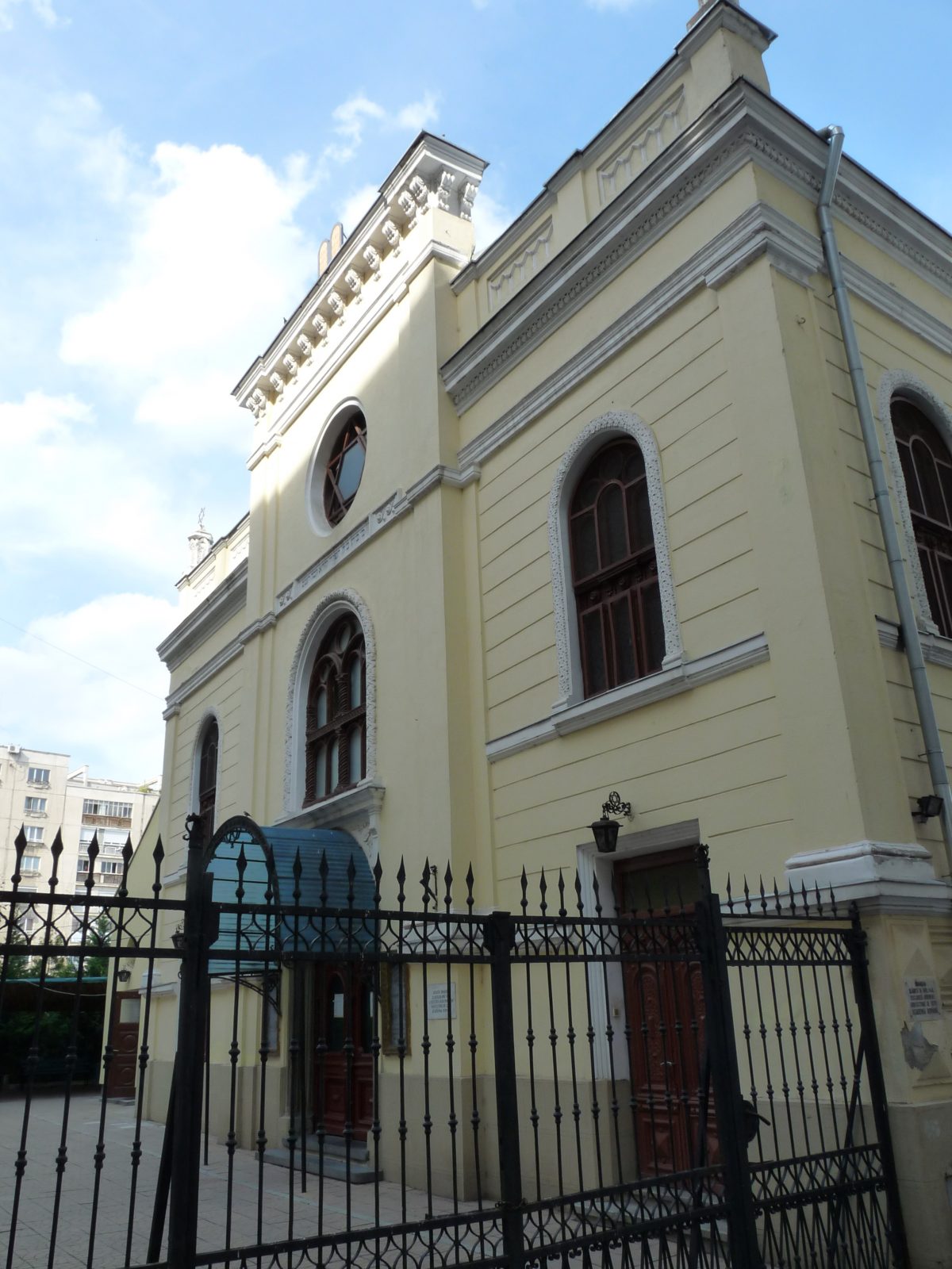 the light yellow-painted walls of The Great Synagogue