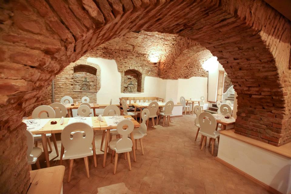 photo of the interior of the Restaurant Lacrimi si Sfinti