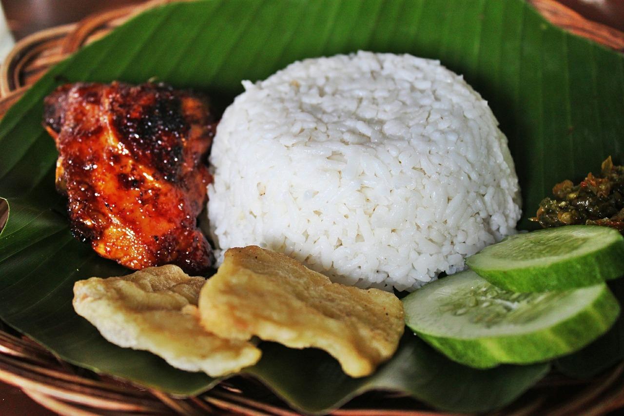 photo of grilled chicken and rice on banana leaf photo of grilled chicken and rice on banana leaf