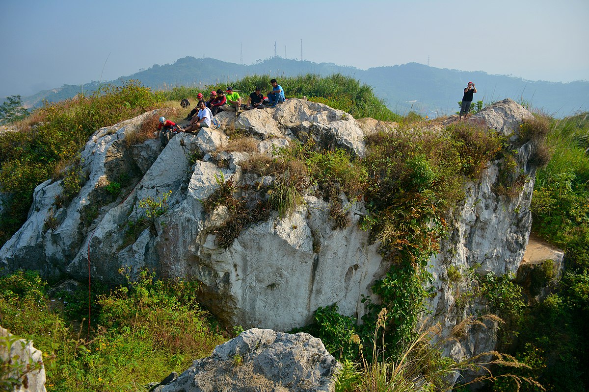 photo of the limestone formation at Tebing Gunung Hawu