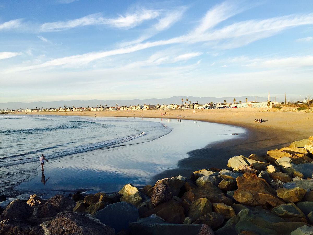 Beautiful curved shot of the sandy and rocky shores of Silver Strand Beach