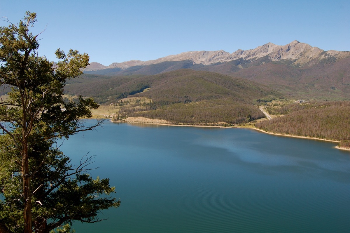 A calm lake across Breckenridge Mountain where Breckenridge Campground is located