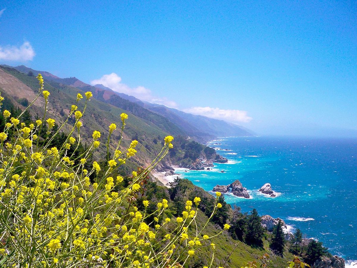 The long stretch and blue waters of Big Sur California