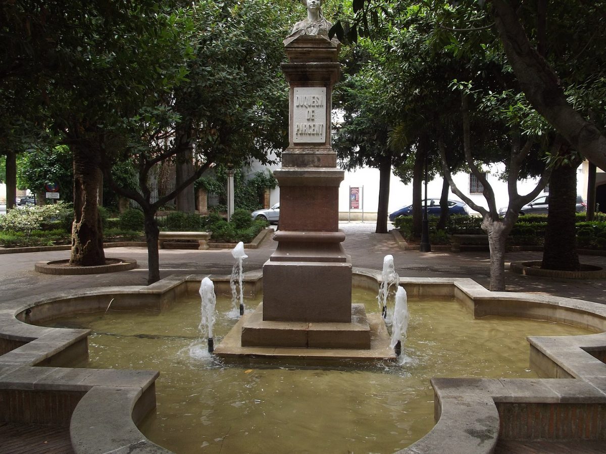 a fountain the middle of a park