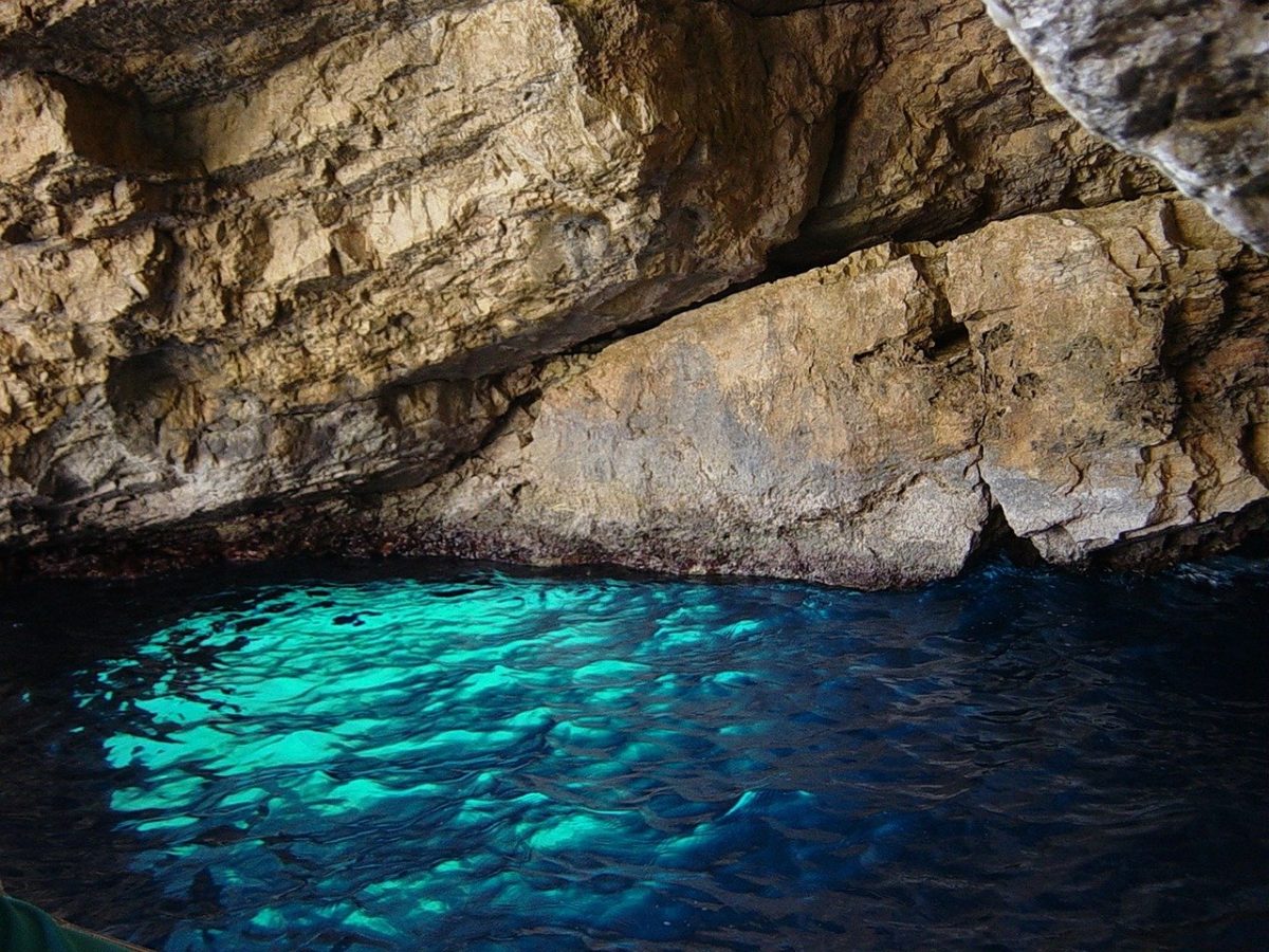 a sea caving paradise in Italy