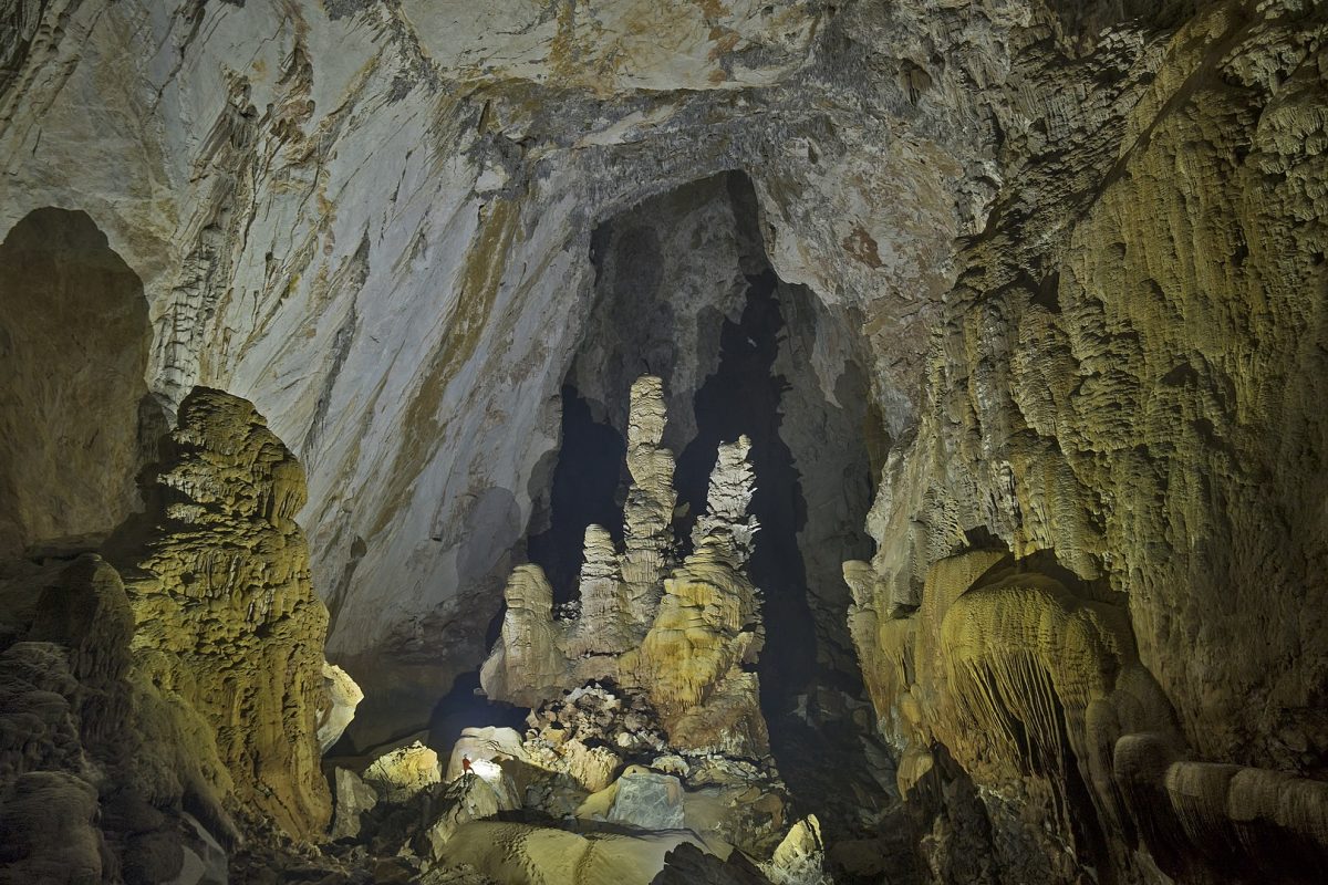 the world's largest cave in Vietnam