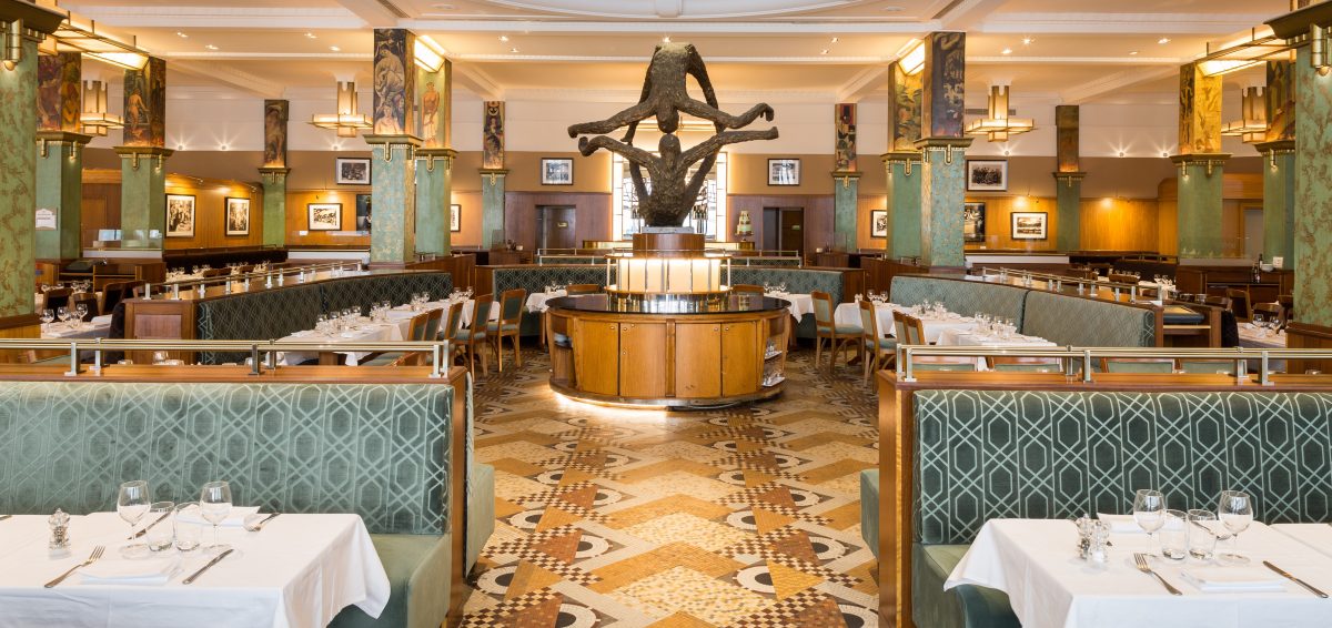 an elegant Parisian restaurant with a remarkable centerpiece, 3 days in Paris an elegant Parisian restaurant with a remarkable centerpiece, 3 days in Paris