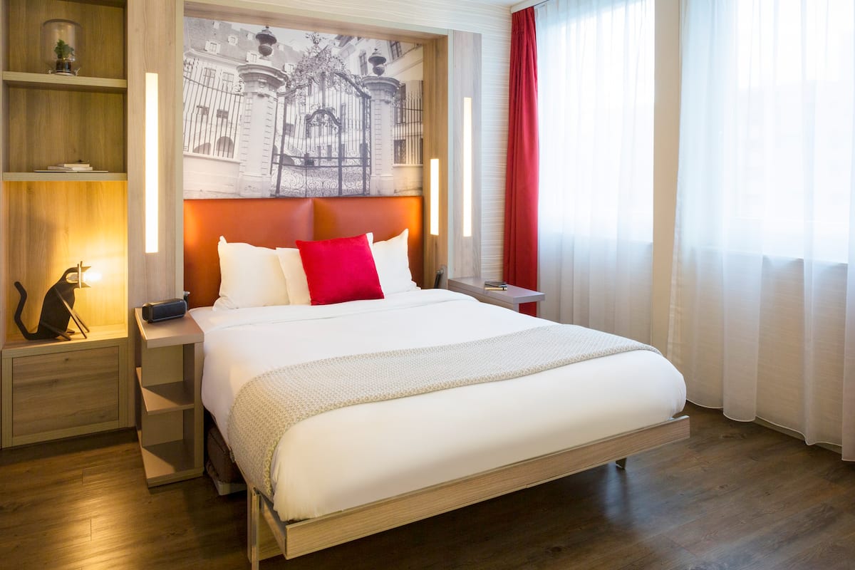 a budget Airbnb room in a modern hotel a budget Airbnb room in a modern hotel