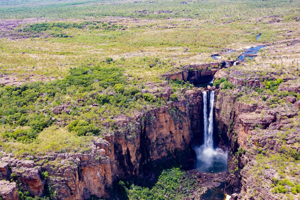 a falls between the canyon cracks