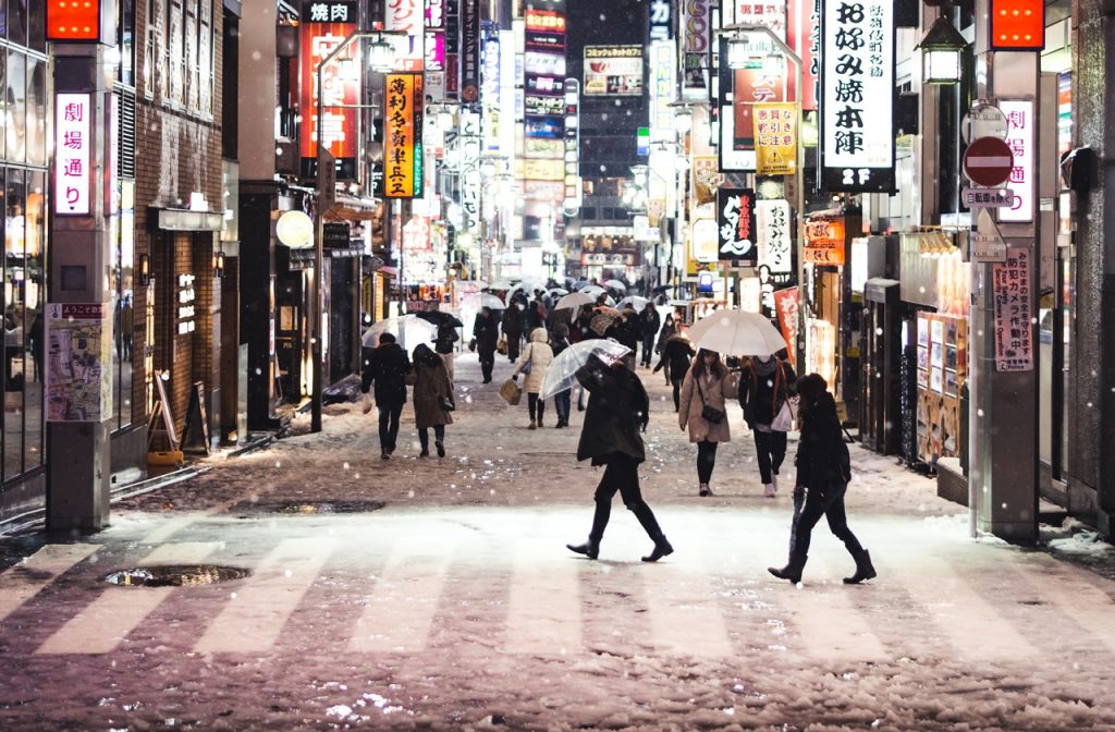 Best time to visit Tokyo in winter, Snowy evening in the city